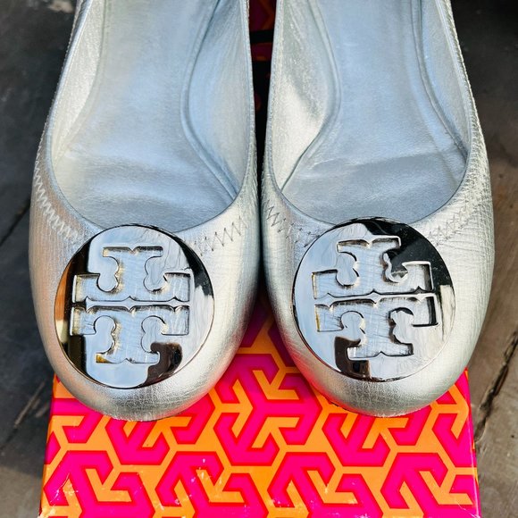 Tory Burch Reva Leather Flats in Metallic Silver w/ Double T Logo, Like New - Picture 5 of 11